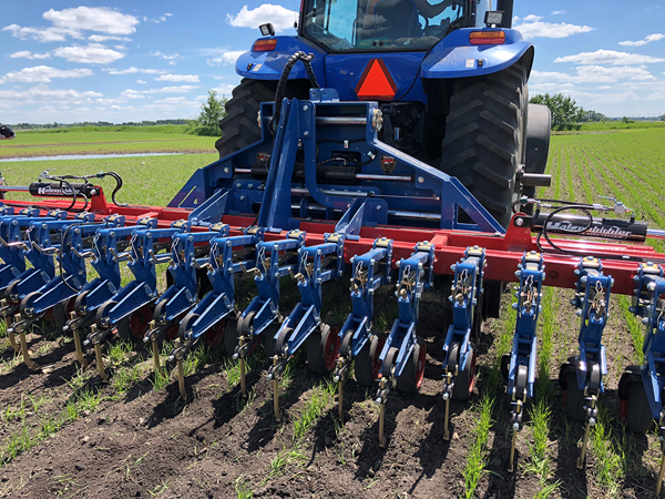 Inter-row cultivator viewed from behind